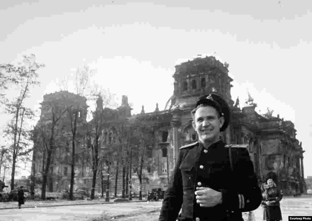 Khaldei in front of the Reichstag building in Berlin, May 1945