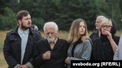 Антон Фурс (аз чап дуюм) дар маросими дафни ҳамсараш Олеся Умпирович дар соли 2017