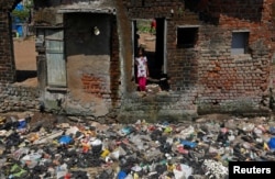 Девочка, живущая в трущобах Мумбая.