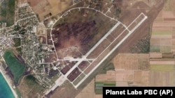 Військовий аеродром поблизу міста Саки в окупованому Криму після вибухів 9 серпня. На знімку Planet Labs за 10 серпня 2022 року видно знищені літаки і пошкоджені чи знищені повністю будівлі