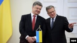 Украина президенті Петр Порошенко (сол жақта) мен Польша президенті Бронислав Коморовский. Варшава, 17 желтоқсан 2014 жыл. 