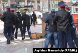 Полиция задерживает сторонников Макса Бокаева и Талгата Аяна. Алматы, 23 октября 2016 года.