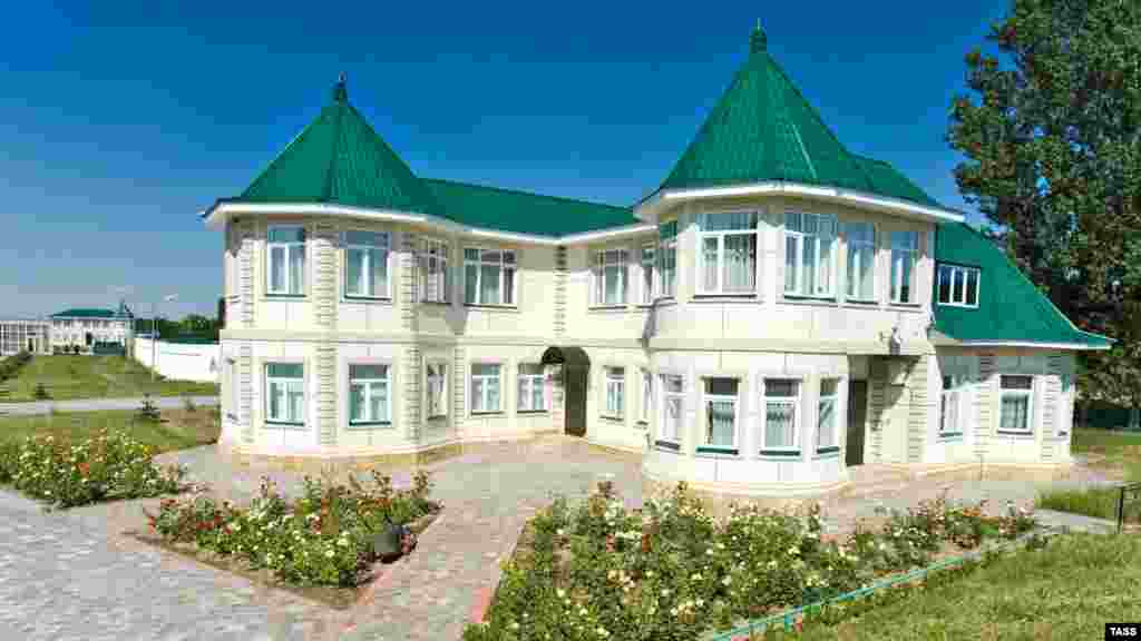 Қодировнинг Центоройдаги қароргоҳи ëнида меҳмонлар учун уй