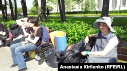 Участники лагеря "ОккупайАбай" перебираются на Баррикадную