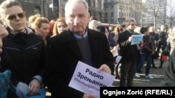 Protest novinara mahom lokalnih medija ispred zgrade Vlade Srbije u Beogradu
