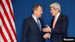 John Kerry (djathtas) dhe Sergei Lavrov gjatë një takimi të mëparshëm