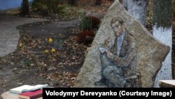Камінь із зображенням Івана Манжури на території храму Покрови в Рубанівському