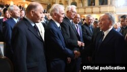 Қазақстан президенті Нұрсұлтан Назарбаев (оң жақта) ғалымдармен амандасып тұр. Алматы, 22 ақпан 2017 жыл. (Сурет Ақорданың Facebook-егі парақшасынан алынды).