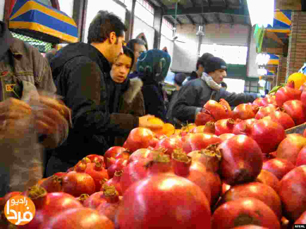 انار یکی از نمادهای شب یلدای ایرانی است و ایرانی‌ها این میوه پاییزی را، در کنار هندوانه و به نشانه خورشید، بر سر سفره‌های یلدای خود می‌برند