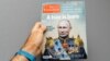 Bir adam ýüzünde Russiýanyň prezidenti Wladimir Putiniň suraty goýlan The Economist žurnalyny tutup dur. Onuň ýazgysy «Patyşa doguldy».  Fransiýa. Strasburg. 2017-nji ýylyň 28-nji oktýabry.