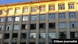 Çelýabinsk şäheriniň eteginde asmanda partlanan meteoritiň sarsgynynda zyýan çeken jaýlardan biri. Çelýabinsk, 15-nji fewral, 2013.