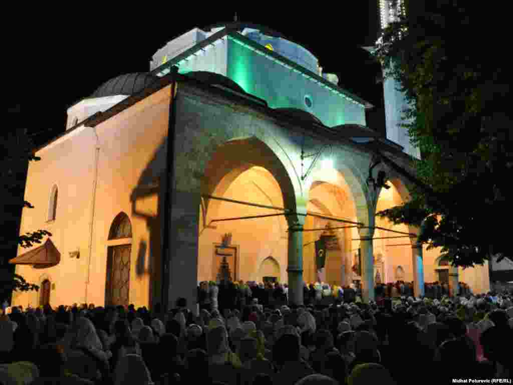 Centralna manifestacija obilježavanja noći Lejletu-l-kadra održana je u Gazi Husrev - begovoj džamiji u Sarajevu. Ova, 27. noć ramazana, u kojoj je, po vjerskom predanju, u pećini Hira na Brdu svjetlosti u blizini Meke počela objava Kur'ana, u BiH poznatija je pod imenom "noć sudbine", a u narodu se često naziva i "noć želja". Foto: Midhat Poturović 