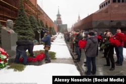 Возложение цветов к могиле Сталина