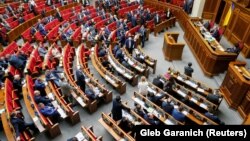 Загалом парламентарі зареєстрували сім відповідних проектів постанов, один із них згодом відкликали