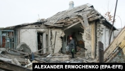 Жительница Донбасса в своем разрушенном доме, 21 декабря 2017