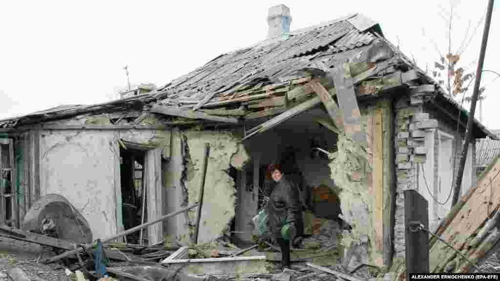 УКРАИНА - Украинската Армија соопшти дека еден од нејзините војници е убиен, а двајца се повреден за 24 часа во источниот дел на земјата. Во соопштение на Министерството за одбрана се вели дека сепаратистите поддржани од Русија 16 пати го прекршиле прекинот на огнот, употребувајќи снајпери, митралези и минофрлачи.