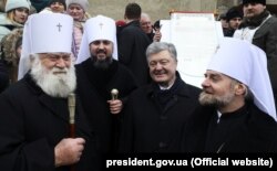 Митрополит Іоан (перший справа), Петро Порошенко та інші. Черкаси