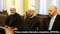 Reisu-l-uleme Islamske zajednice Srbije Sead Nasufović (u sredini)