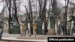 Composition of the Russian artist Shemyakin, "Children - victims of adult vices" in Moscow, 2011
