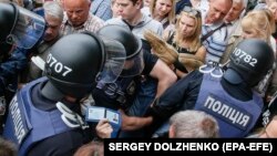 Поліція затримує активіста під час заходів до Дня перемоги в Києві, 9 травня 2018 року