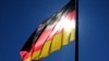 Прапор Німеччини над Бундестагом, федеральним парламентом (Ілюстраційне фото)