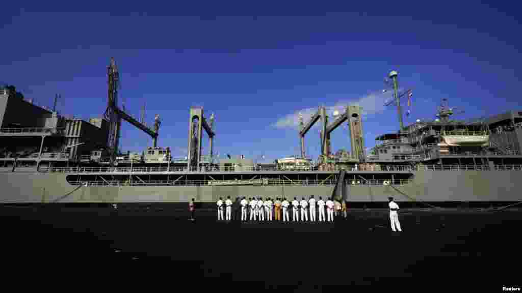 Sudanın hərbi dəniz donanmasının əsgərləri İran gəmisini salamlayırlar.