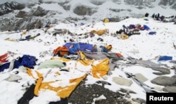 Уничтоженный альпинистский лагерь на склоне Эвереста. 26 апреля 2015 года