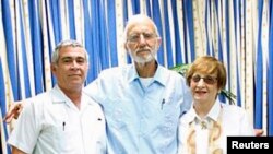 Алан Гросс вместе с представителями еврейской общины Кубы, которым он привозил устройства для установки Интернета