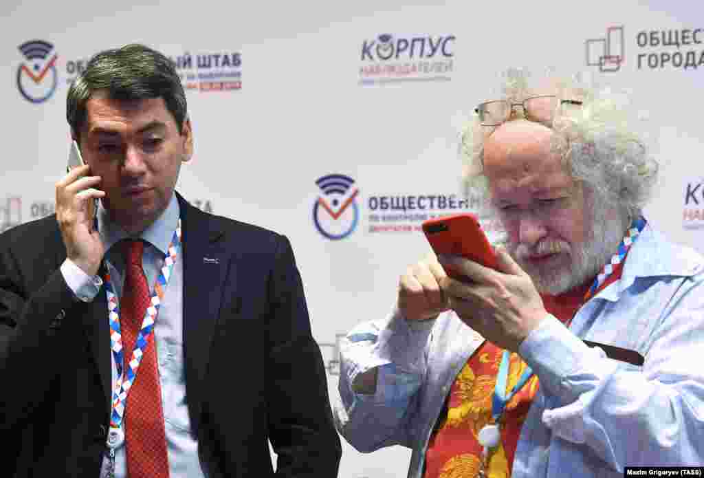 Grigory Melkonyants (left), head of the Golos election-monitoring group, and Aleksei Venediktov, editor in chief of Ekho Moskvy radio station, at the election-monitoring headquarters for the 2019 Moscow city council elections.&nbsp;