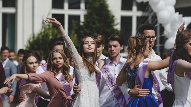 Плэйлісты на школьных выпускных у Беларусі паставілі на кантроль