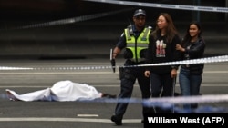 Imagini de la locul atacului. Un polițist îndeamnă trecătorii să ocolească zona. Melbourne, 9 noiembrie, 2018 