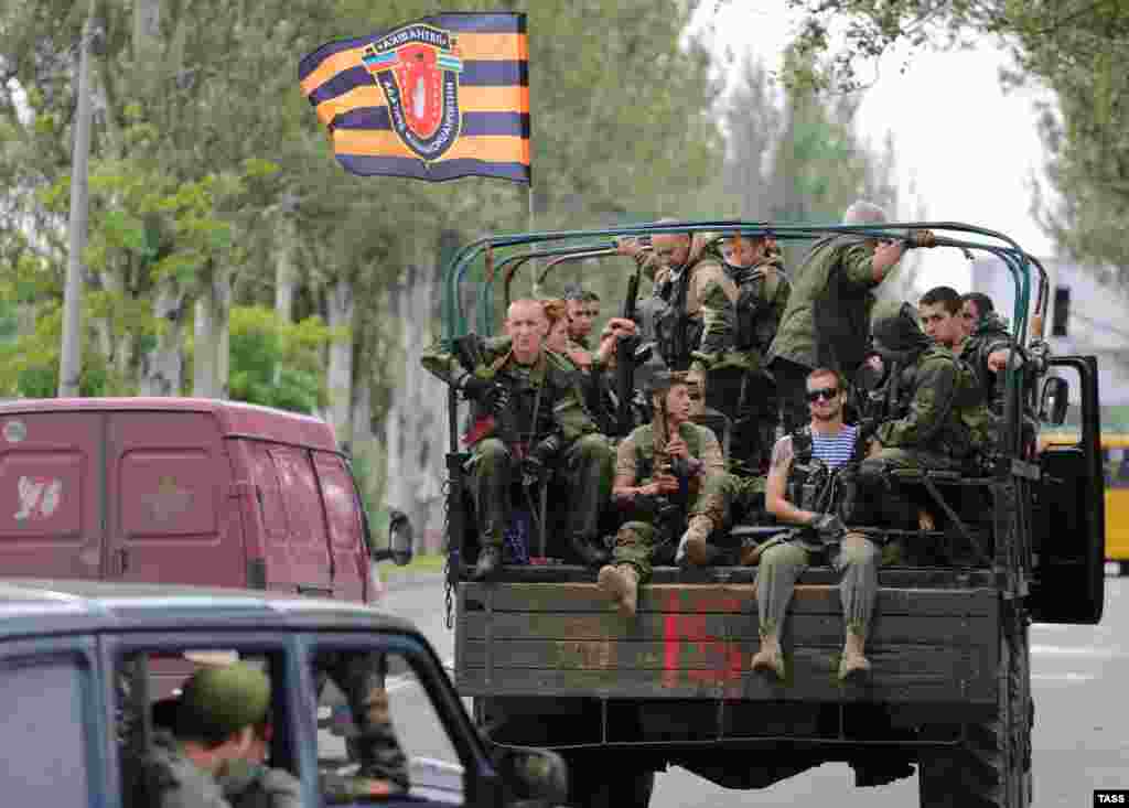 Проросійські бойовики під час ротації в районі міста Мар&#39;їнка, Донецька область, 1 червня 2015 року