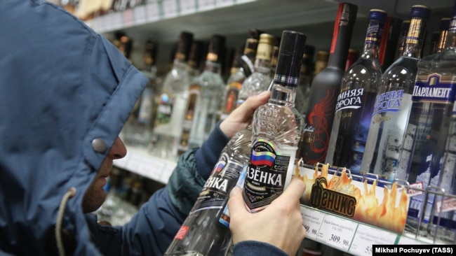 Житель Москвы выбирает крепкий алкоголь