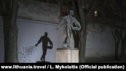 Скульптура "Сеятель звёзд" в Каунасе, Литва