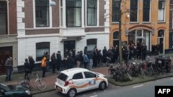 Ljudi čekaju u redu ispred kafića s kanabisom 2020. godine u Hagu, Holandija, nakon što je Vlada naredila zatvaranje svih škola, barova, restorana, seks klubova i kafića s kanabisom u pokušaju borbe protiv širenja korona virusa.