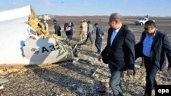 Ресейлік жолаушылар ұшағы құлаған жерде жұмыс істеп жатқан египеттік құтқарушылар. Синай түбегі, Египет. 31 қазан 2015 жыл.
