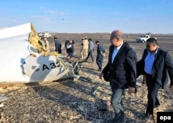 Egyptian Prime Minister Sherif Ismail (second from right) examines the wreckage at the crash site.