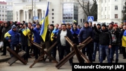 Херсон халкы шәһәргә кергән Русия гаскәрләренә протест белдерә, 7 март 2022