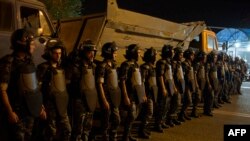 استقرار نیروهای پلیس ارمنستان مقابل ساختمان محل گروگان‌گیری