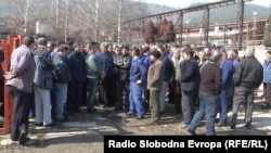 Протест на работници во кичевската фабрика за производство на челични далекуводи, подружница на ЕМО од Охрид