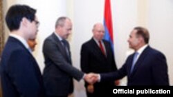 Վարչապետ Հովիկ Աբրահամյանի հնադիպումը կուտակային կենսաթոշակային ֆոնդի կառավարիչներից մեկի խորհրդի նախագահ Էռնստ-Լյուդվիգ Դրայսի գլխավորած պատվիրակության հետ։ 