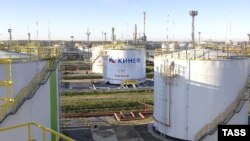 ფოტო არქივიდან. ლენინგრადის ოლქის ქალაქ კირიშიში მდებარე ნავთობგადამამუშავებელი ქარხანა „კირიშინეფტეორგსინტეზი“(კინეფი) 