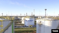 ფოტო არქივიდან. ლენინგრადის ოლქის ქალაქ კირიშიში მდებარე ნავთობგადამამუშავებელი ქარხანა „კირიშინეფტეორგსინტეზი“(კინეფი)