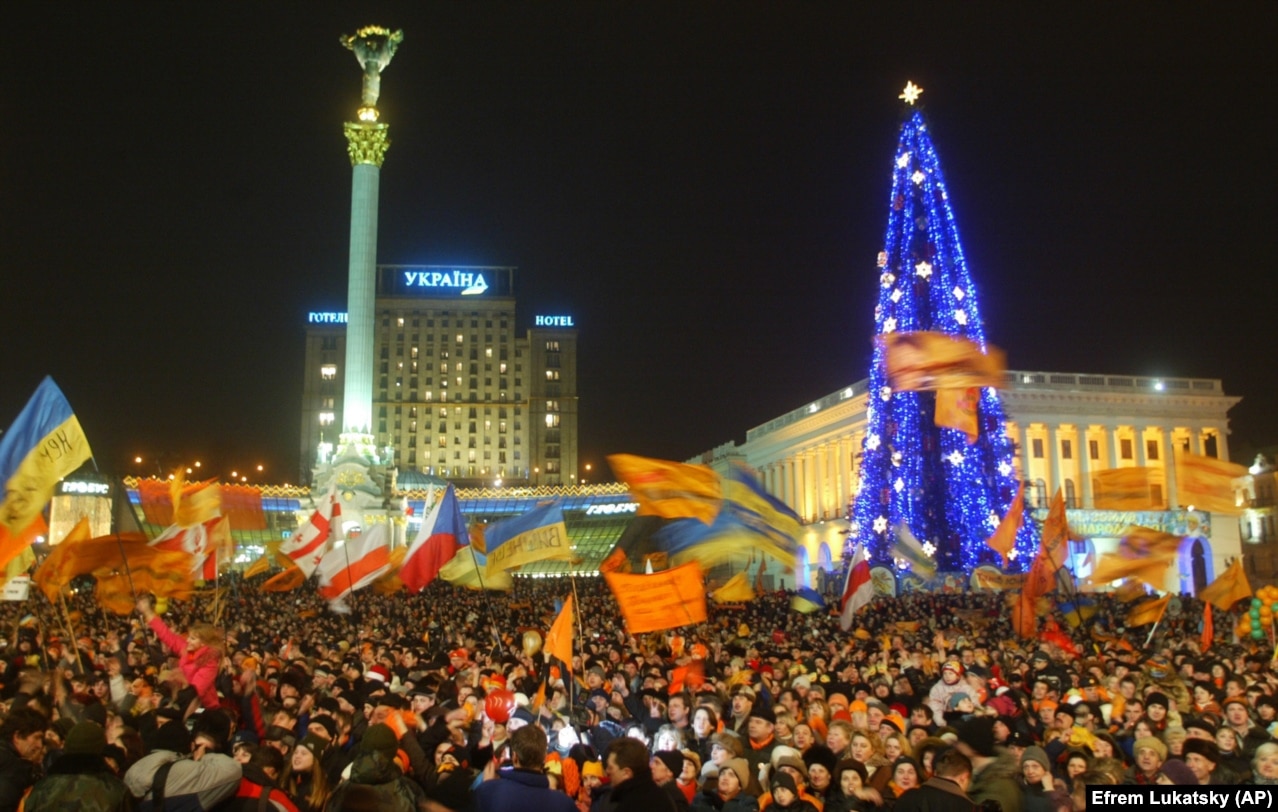 Mbështetësit e Viktor Yushchenkos të mbledhur në sheshin Maidan më 26 dhjetor 2004.