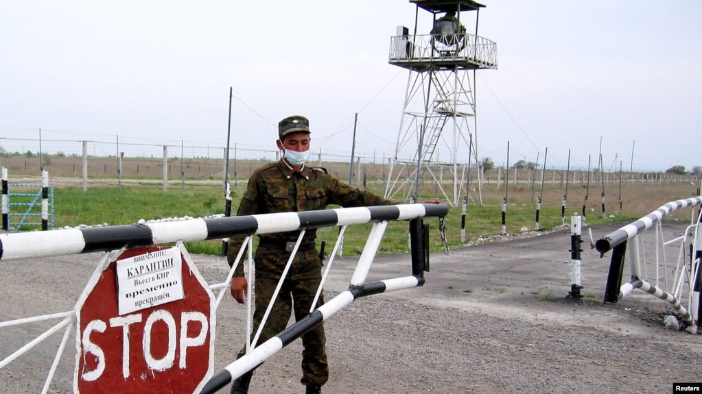 Қазақстан мен Қытай шекарасындағы бекет. Қорғас, 13 мамыр 2003 жыл. (Көрнекі сурет.)