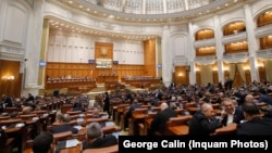 Cele două camere ale Parlamentului României au în prezent 465 de parlamentari. Reducerea la 300 ar însemna o diminuare cu aproximativ o treime.