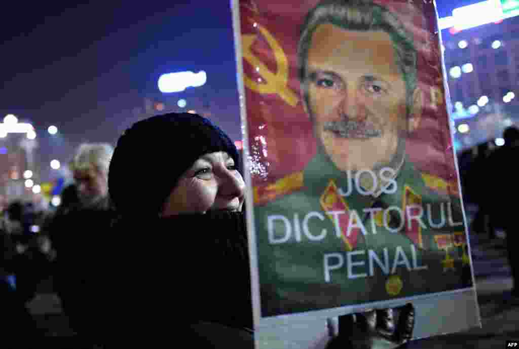 Однако оказалось, что среди амнистированных может оказаться председатель Социал-демократической партии Румынии Ливиу Драгня, которого обвиняют в превышении полномочий в период с 2006 по 2016 год. Сам Драгня сказал агентству Reuters, что он не понимает, &quot;чем недовольны протестующие&quot;. На плакате &ndash; портрет Ливиу Драгне