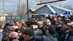Бердибек Сапарбаев на встрече с жителями затопленных сёл Актюбинской области. 18 апреля 2017 года.