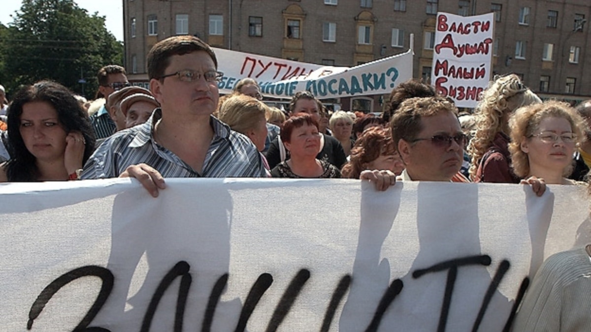 Thousands Of Russians Protest Against Western Governor