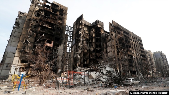 Un grattacielo distrutto a Mariupol nel 2022